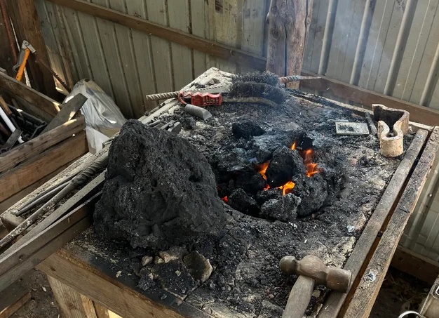 Кокс и древесный уголь для кузнечной мастерской — что выбрать и почему